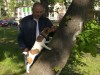 Видео: джек рассел терьер Майло учится лазать по деревьям